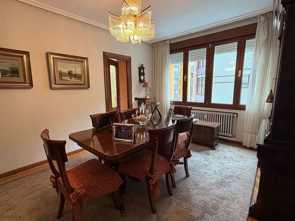 Sala da pranzo - Spacious Apartment with Dual Entrances in Mieres
