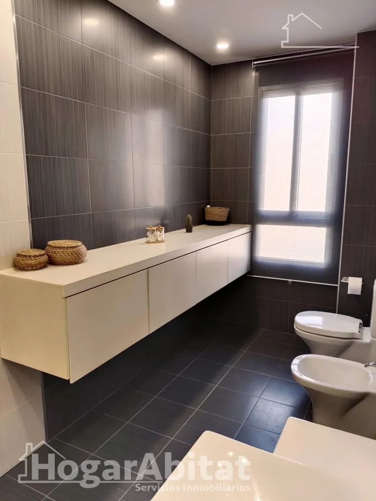 Vannitoad - Spacious Corner House with Terraces in Alginet