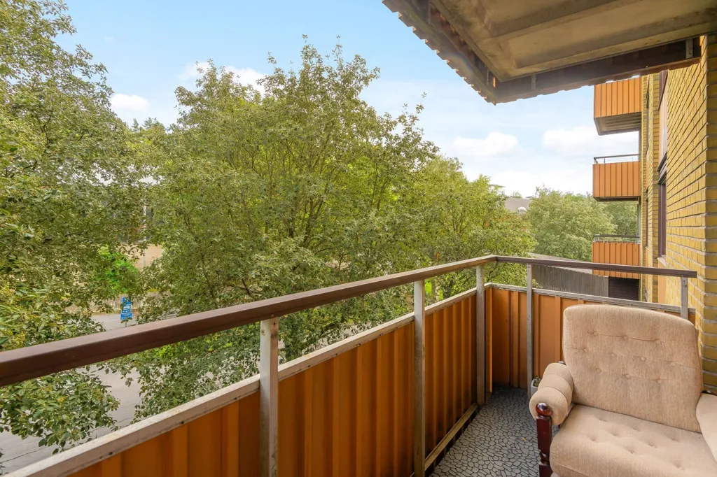 Balcon - 3-Room Apartment with Balcony in Akalla