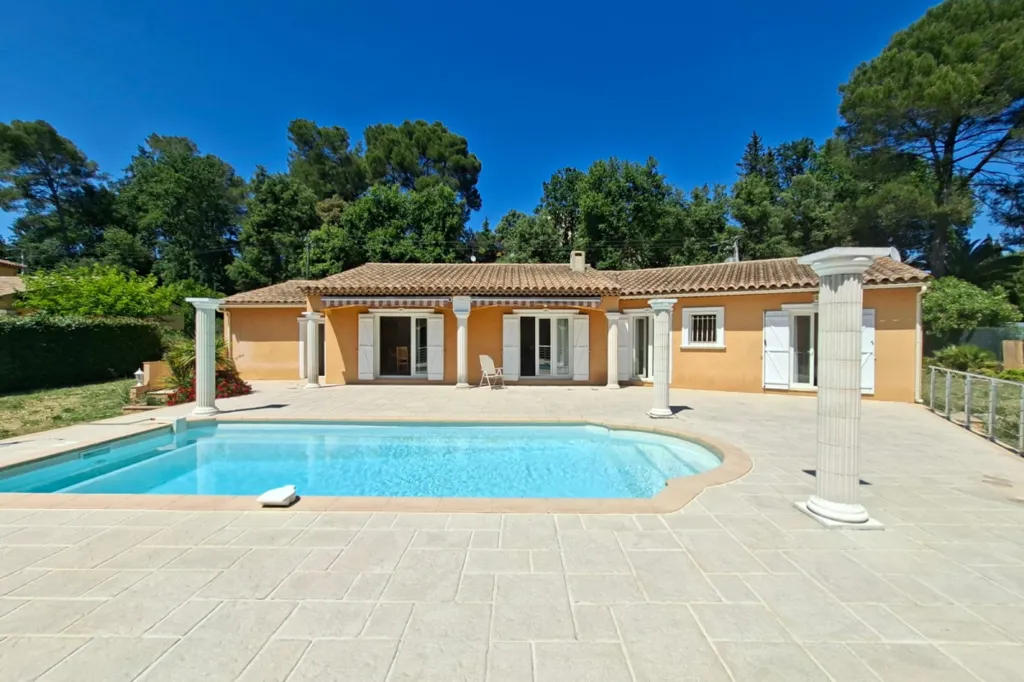 Piscine - Villa Provençale avec Piscine à La Motte