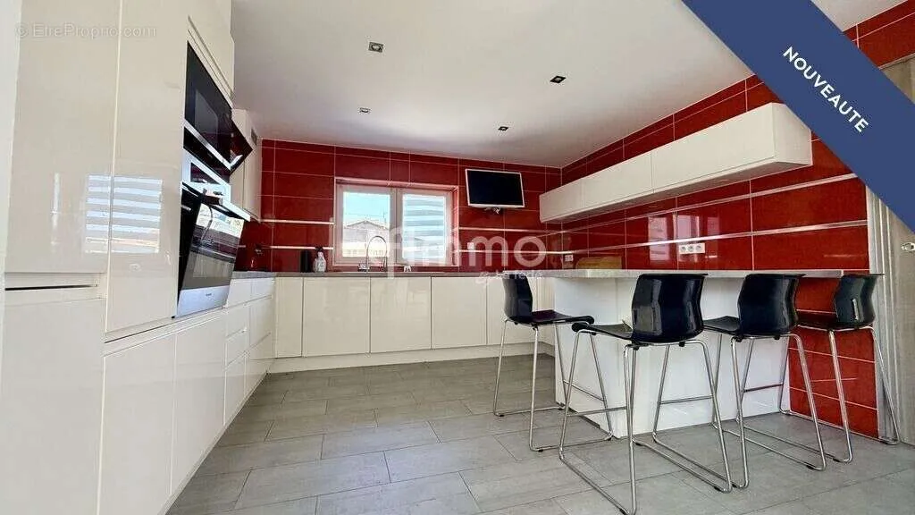 Cuisine - Maison Moderne avec Piscine à Wittenheim