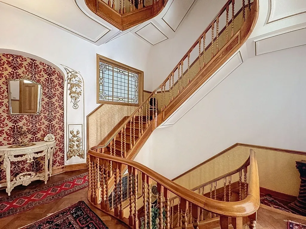 Toad - Art Deco Masterpiece with Garden in Prestigious Avenue