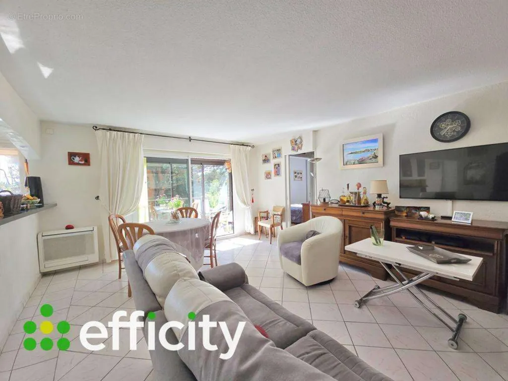 Elutuba - 3-Bedroom Apartment with South-West Exposure in Fréjus
