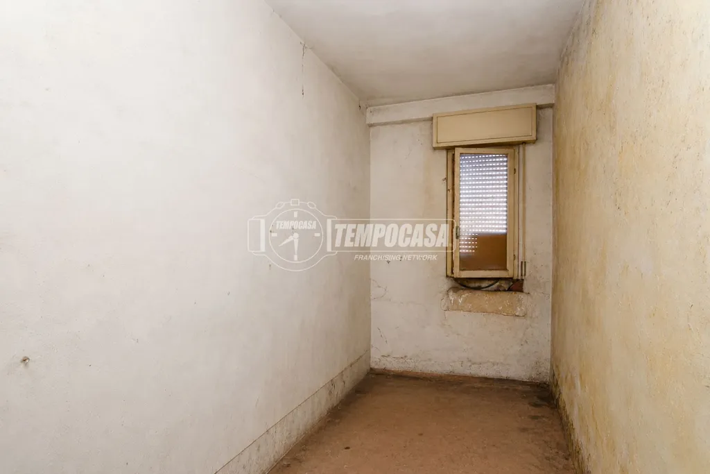 Toad - Apartment to Renovate with Potential in Cantù