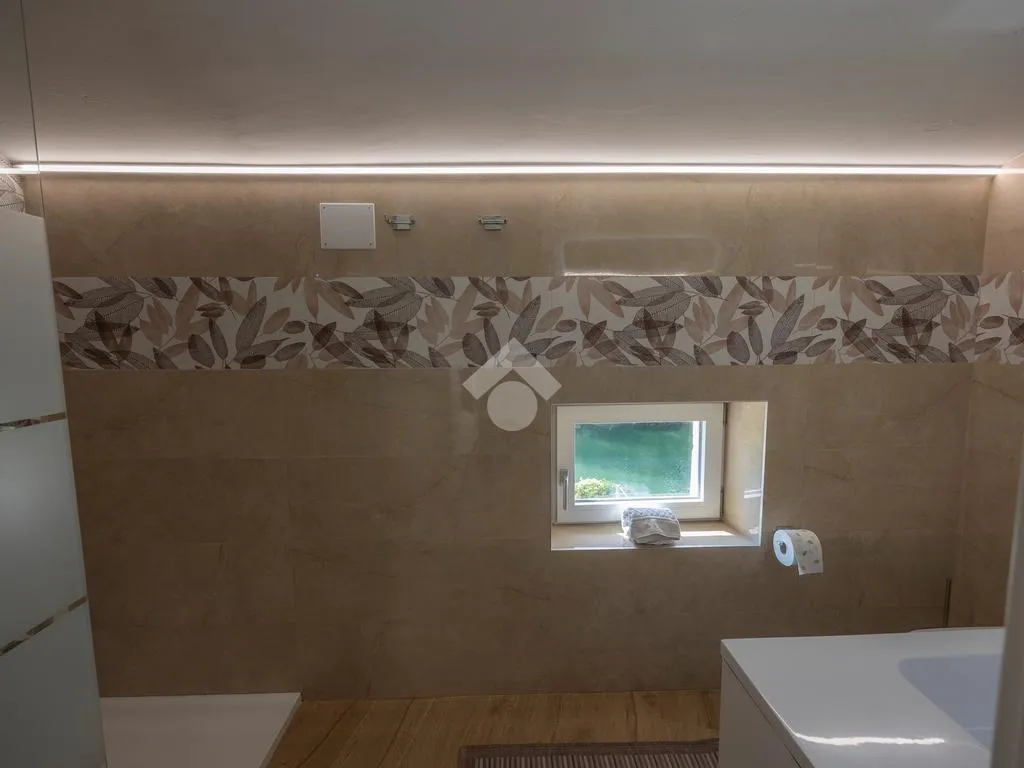 Bathrooms - Rustic House with River View near Verona
