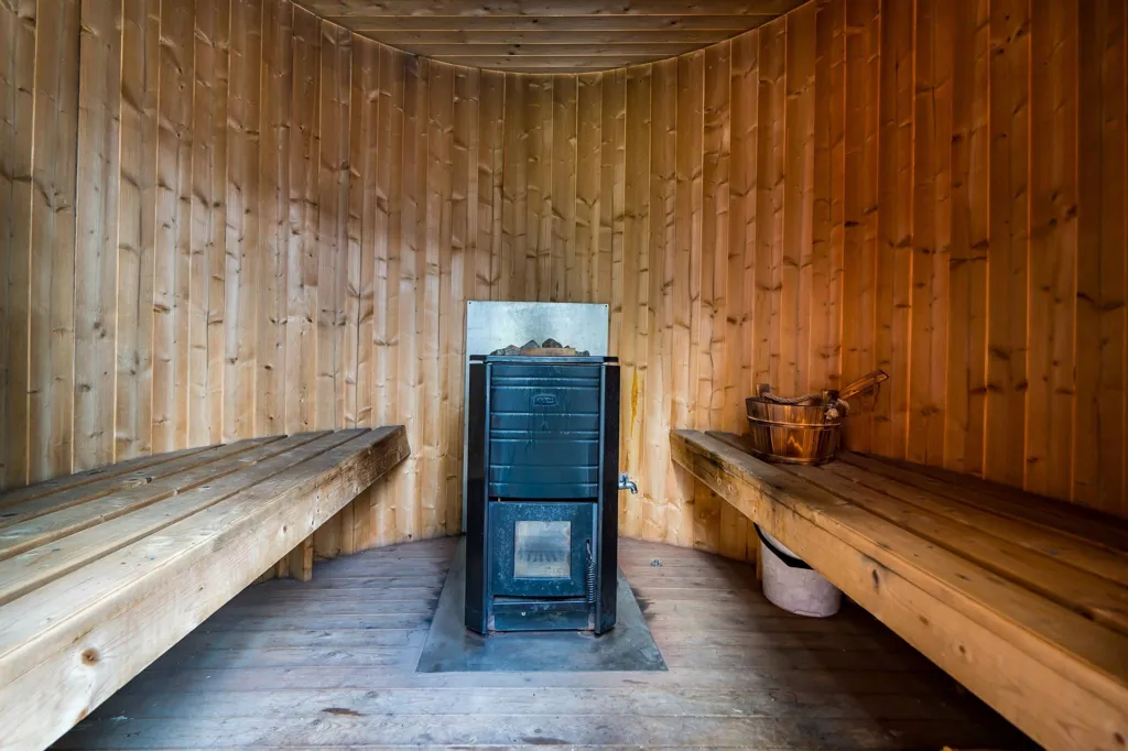 Toad - Charming Cottage with Lake View in Örebro