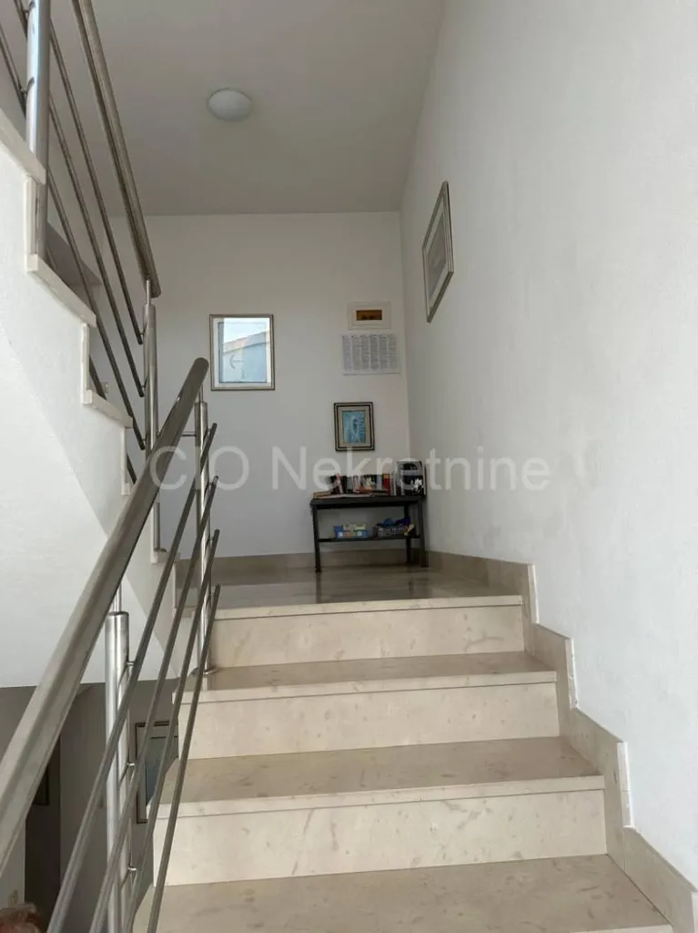 Pièces - Apartment House with Sea View in Ražanj