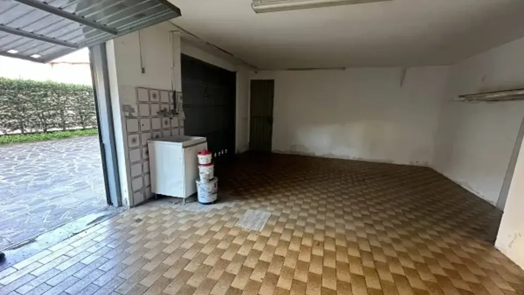 Garage - Rustic-Style Apartment with Balcony in Vignola