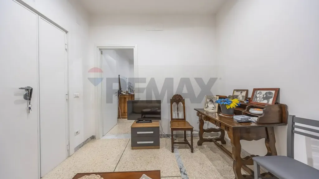 Esik - Ristruttured Flat with Ascender in Appio Latino, Rome