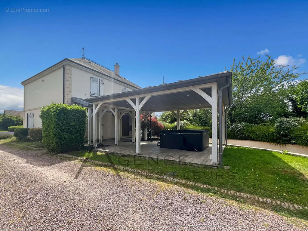 Terrasse - Maison Rénovée avec Jacuzzi près d'Elbeuf