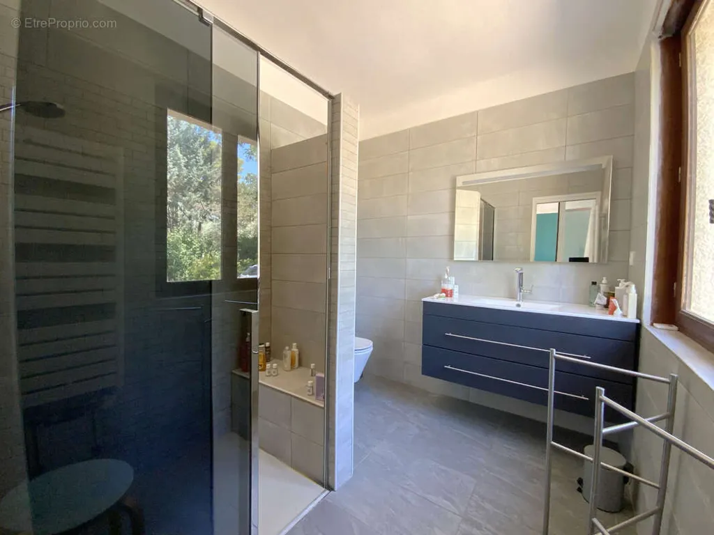 Salles de bain - Maison avec Piscine et Vue Jardin à Uzès