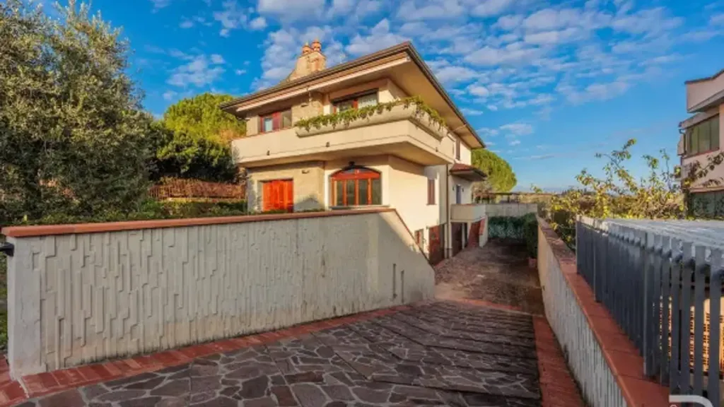 Exterior - Elegant Villa with Garden in Vinci