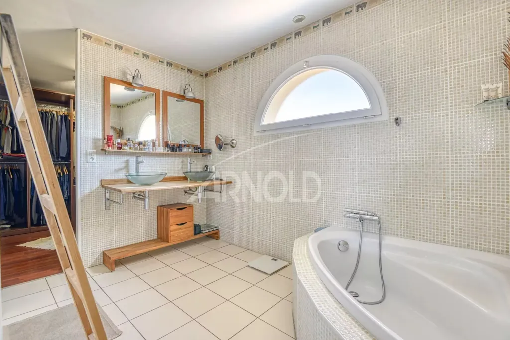 Salles de bain - Maison Contemporaine avec Piscine près de Nantes