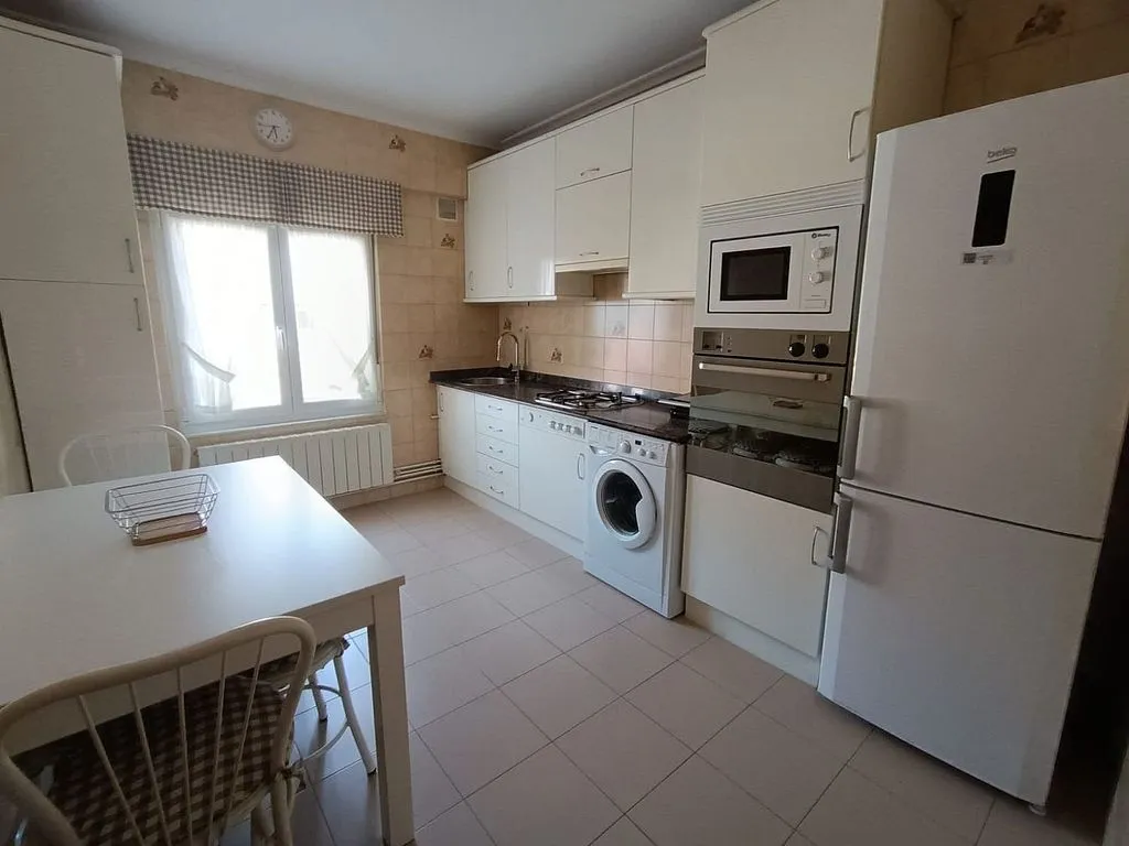 Cuisine - Apartment with Balcony in El Parque, Torrelavega