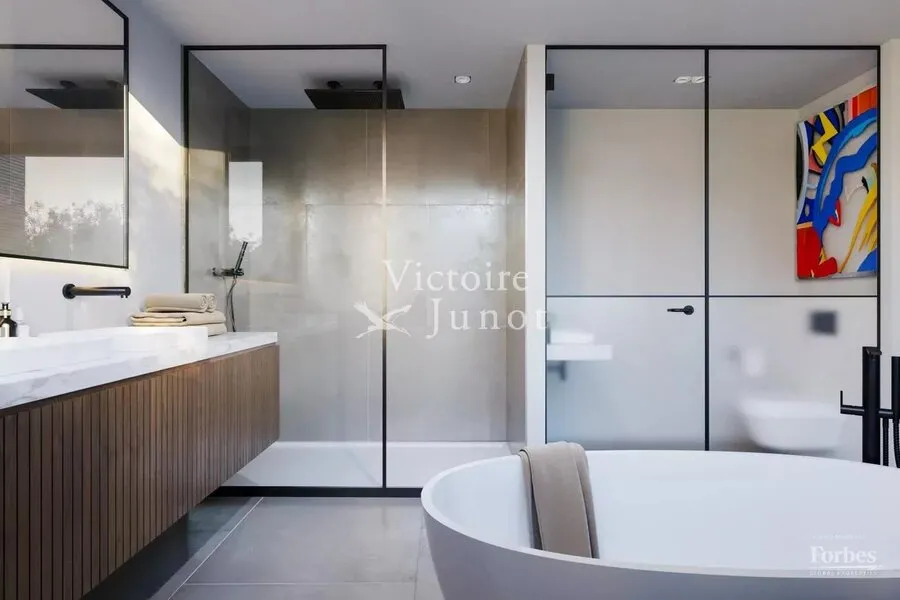 Bathrooms - Villa with Golf Course View in Wezembeek-Oppem