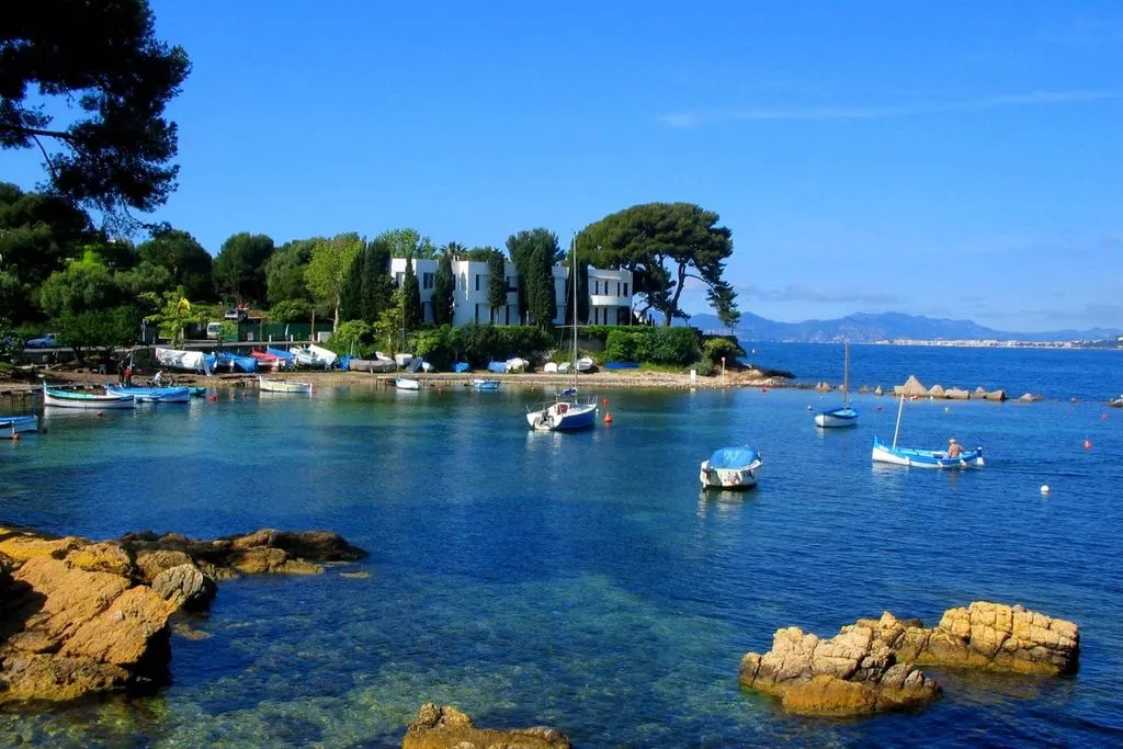 Appartement Luxueux avec Vue Mer à Antibes
