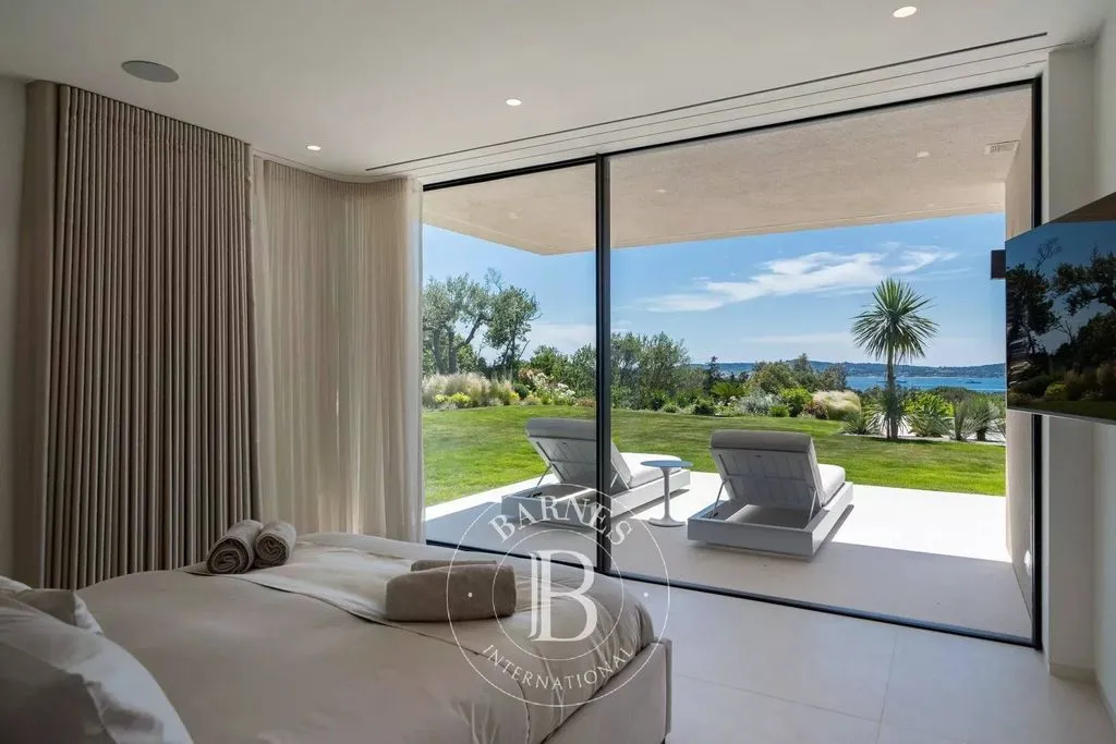Bedrooms - Luxury Villa with Sea View in Grimaud