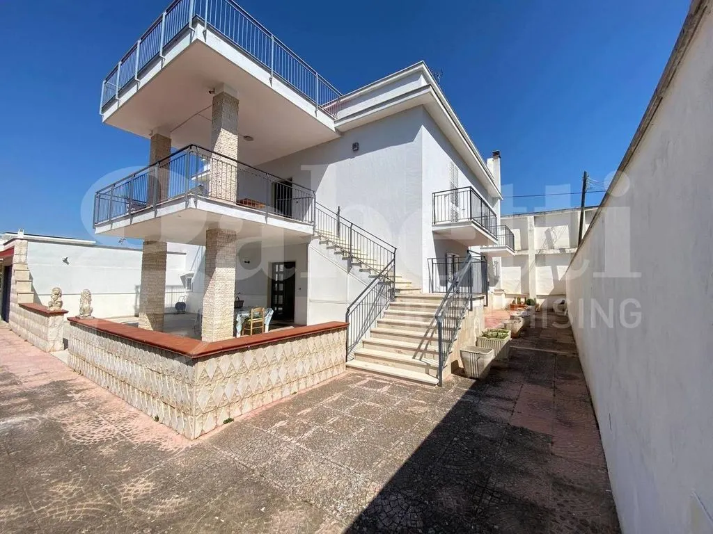 Exterior - Versatile Villa with Garden in Trani