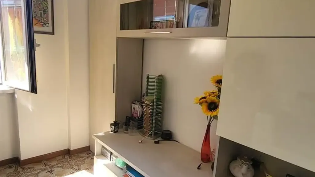 Bureau - 3-Bedroom Apartment with Balcony in Milan