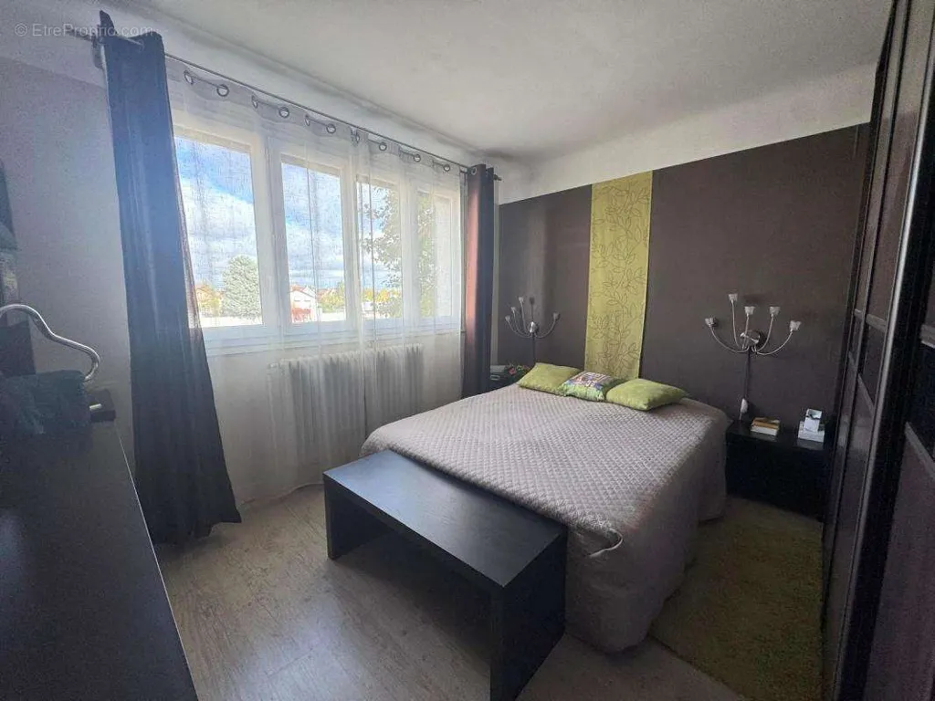 Chambres - Immeuble avec Terrasse et Parking au Blanc-Mesnil