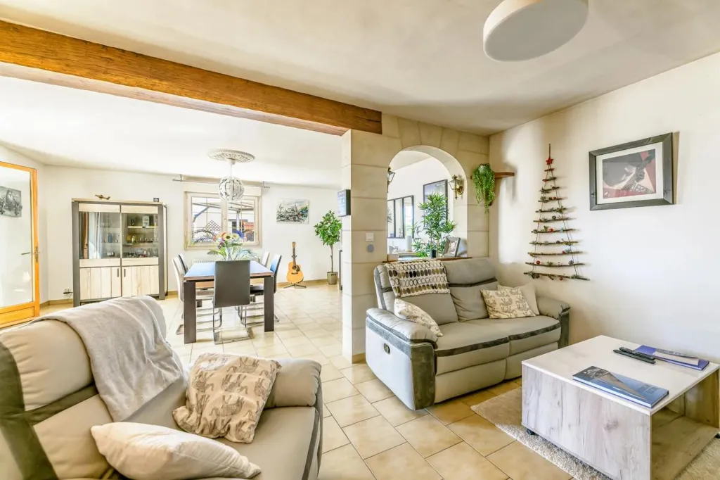 Séjour - Maison de 9 Pièces avec Jardin et Piscine à Bourgueil