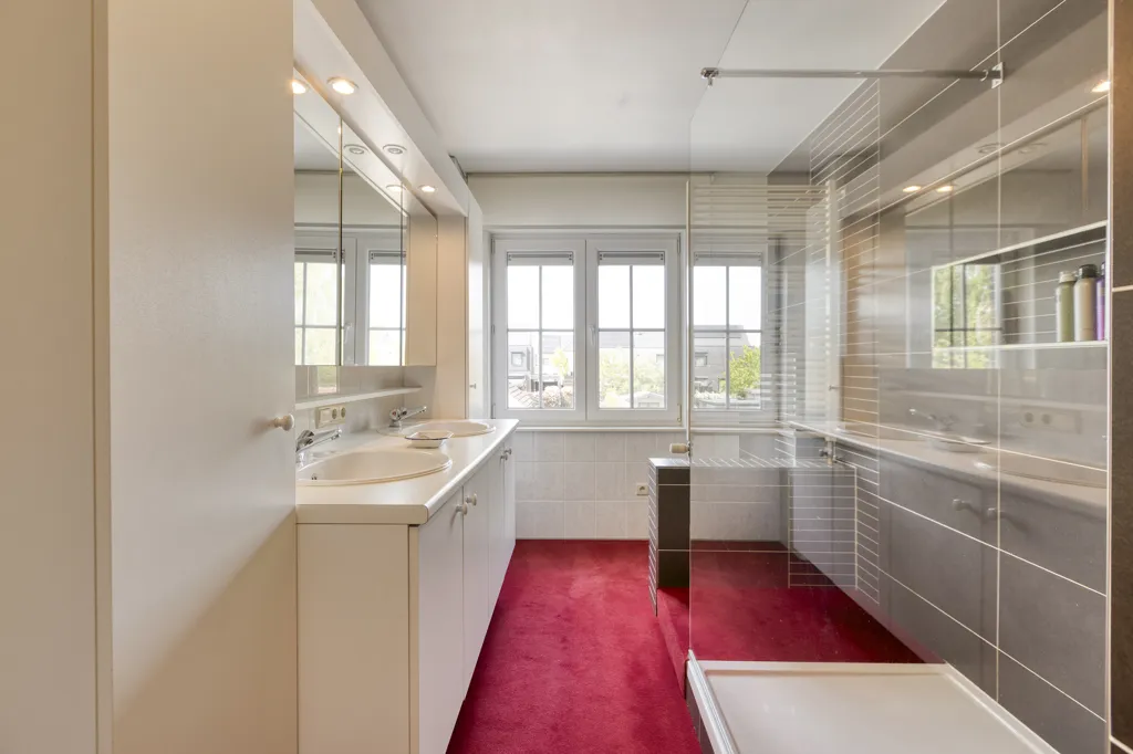 Salles de bain - Half-ouverte Bébouwée avec Jardin à Kuringen