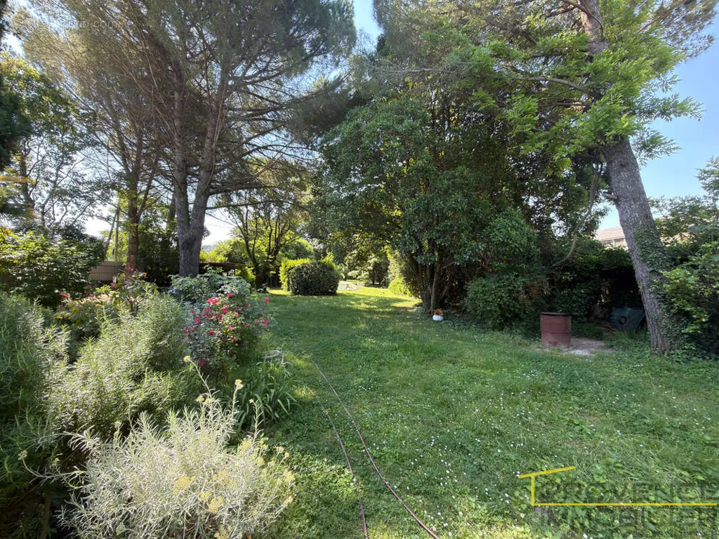 Jardin - Maison de 9 Pièces avec Piscine à Montélimar