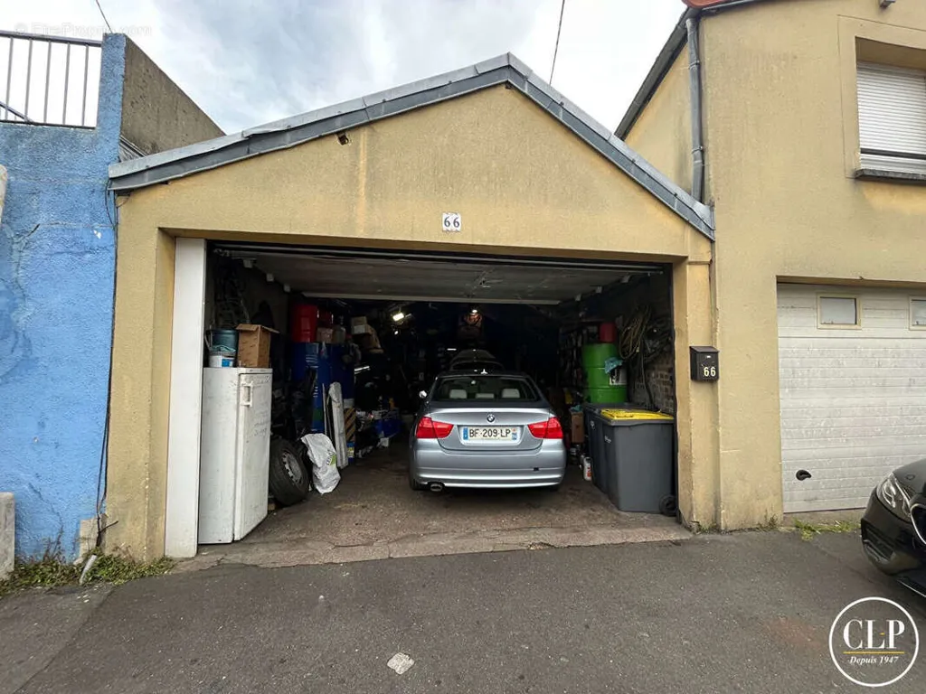 Garage - Commercial Space with High Ceilings near Montreuil