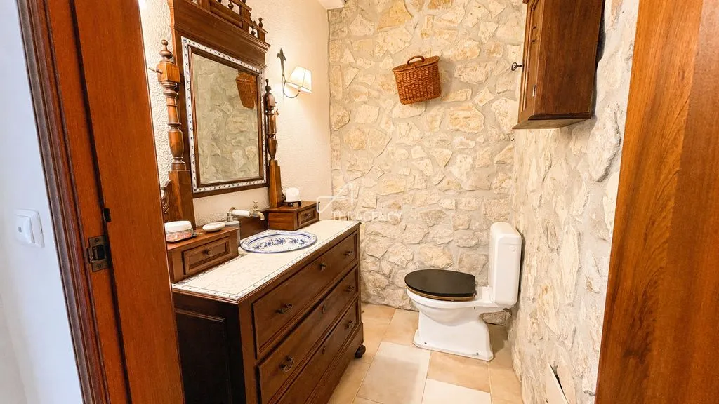 Bathrooms - Luxury Villa with Pool in Charneca de Caparica