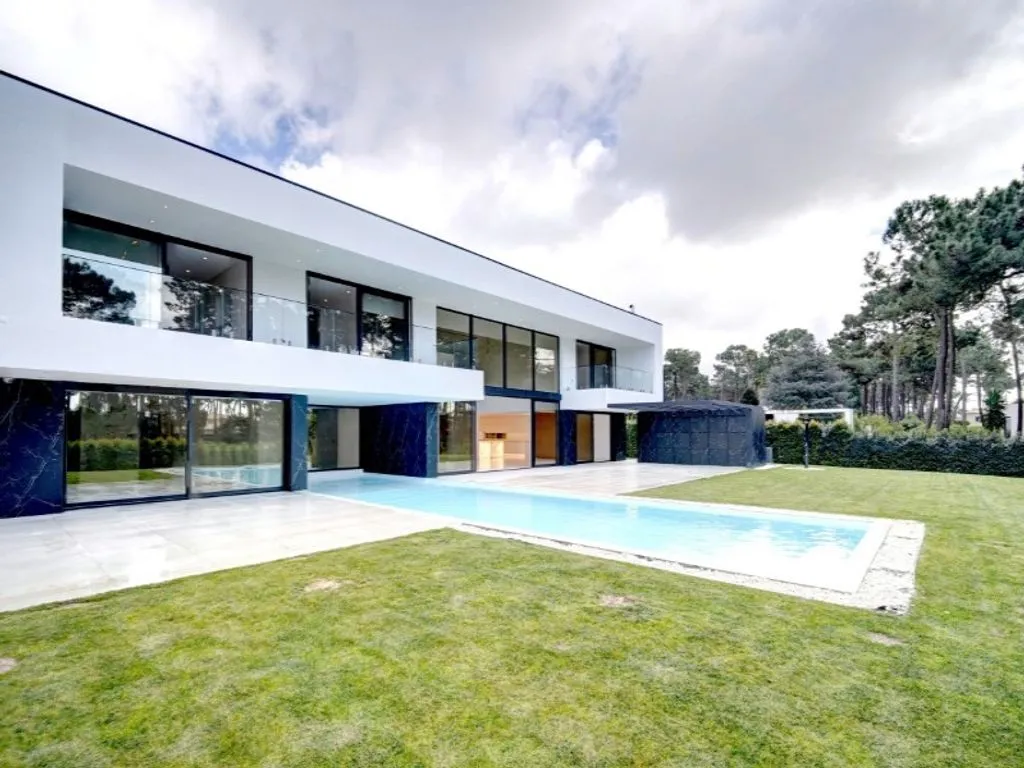 Bassein - Contemporary Villa with Golf View in Almada