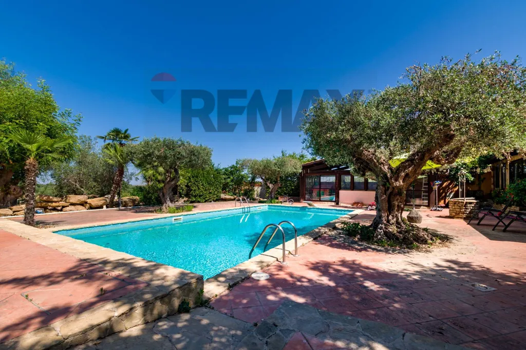 Pool - Elegant Villa with Pool in Castelvetrano