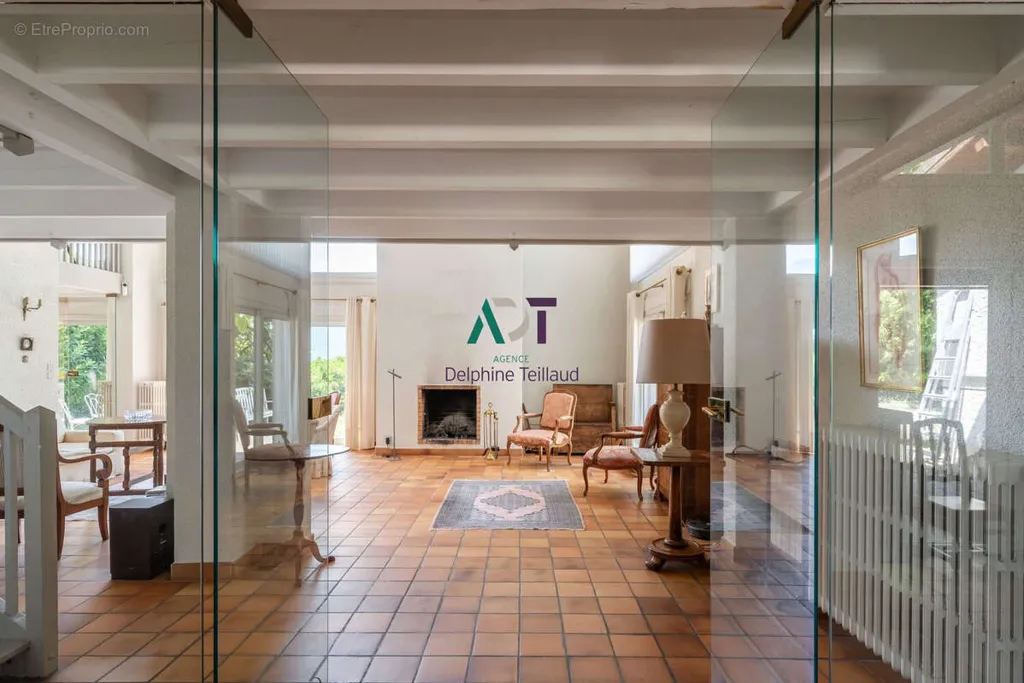 Entrée - Maison d'Architecte avec Piscine à Saint-Ismier