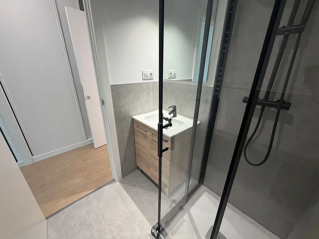Salles de bain - Loft with Air Conditioning in Industrial North