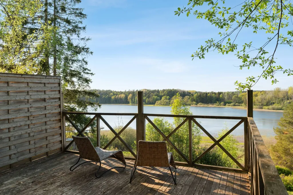 Terrasse - Renovated Cottage with Lake View in Nyköping