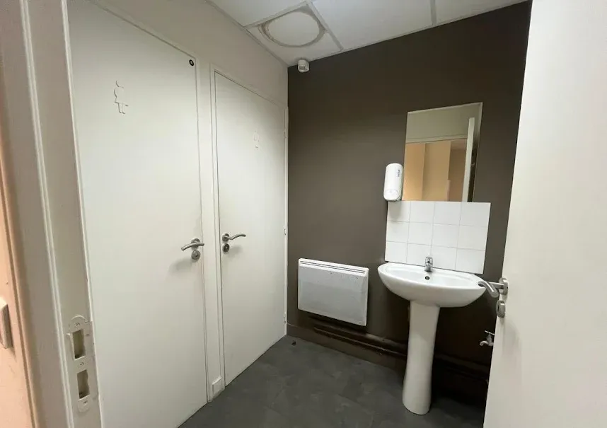 Salles de bain - Locaux Professionnels avec Magasin à Cognac