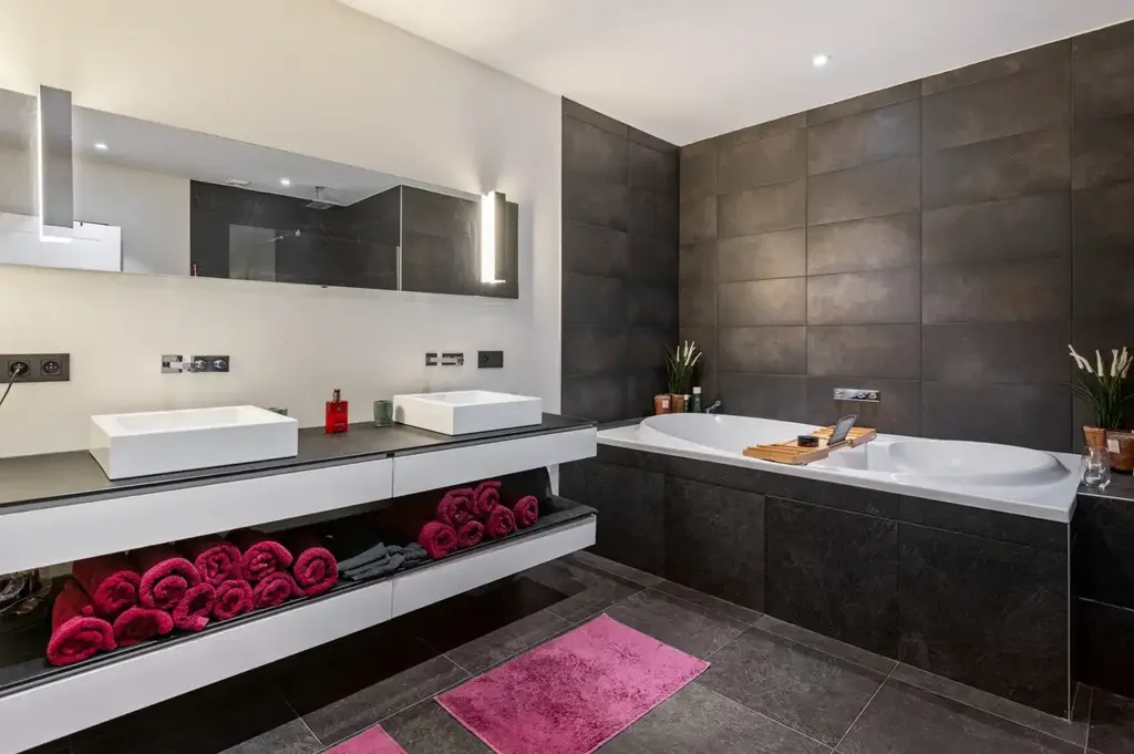 Bathrooms - Duplex with Private Entrance and Terrace in Schilde