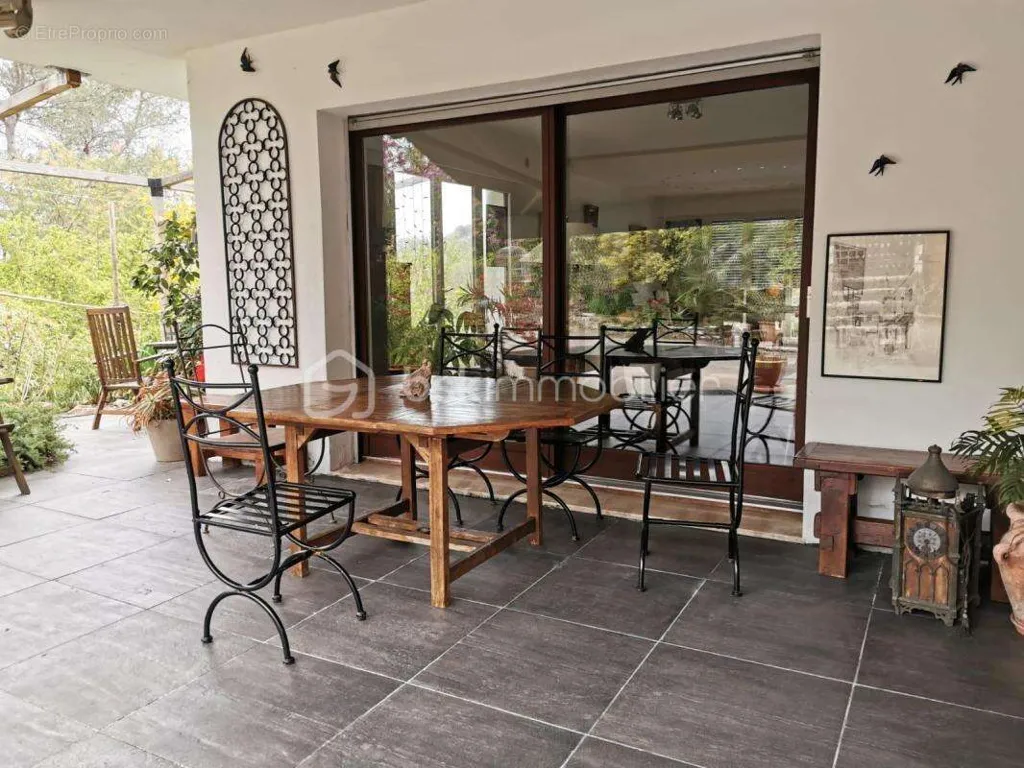 Terrasse - Villa de Plain-Pied avec Piscine et Jardin à Proximité