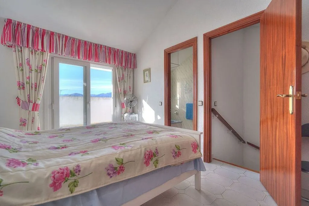 Magamistoad - Corner Semi-Detached House with Pool in Mijas Golf