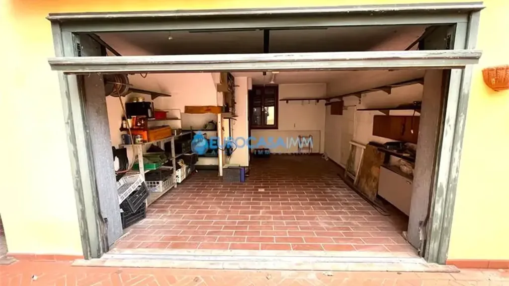 Garage - Villa with Private Garden in Rolo Historic Centre