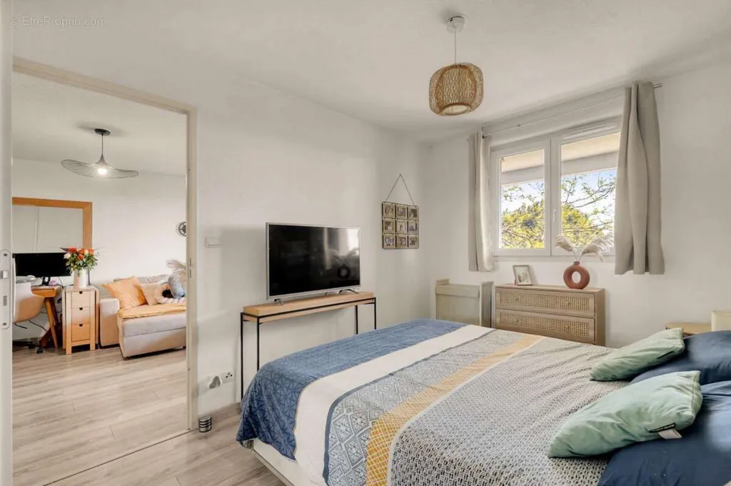 Chambres - Appartement T3 avec Vue Panoramique et Terrasse à Haut Guilhemery