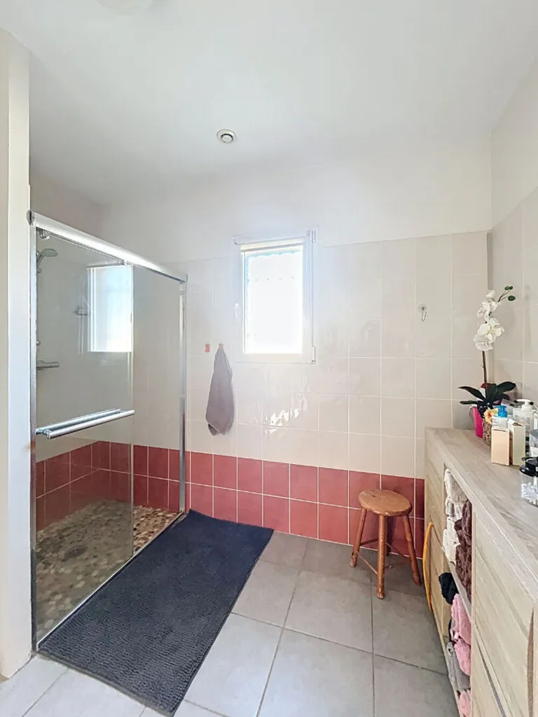 Salles de bain - Villa Contemporaine avec Piscine à Cruas