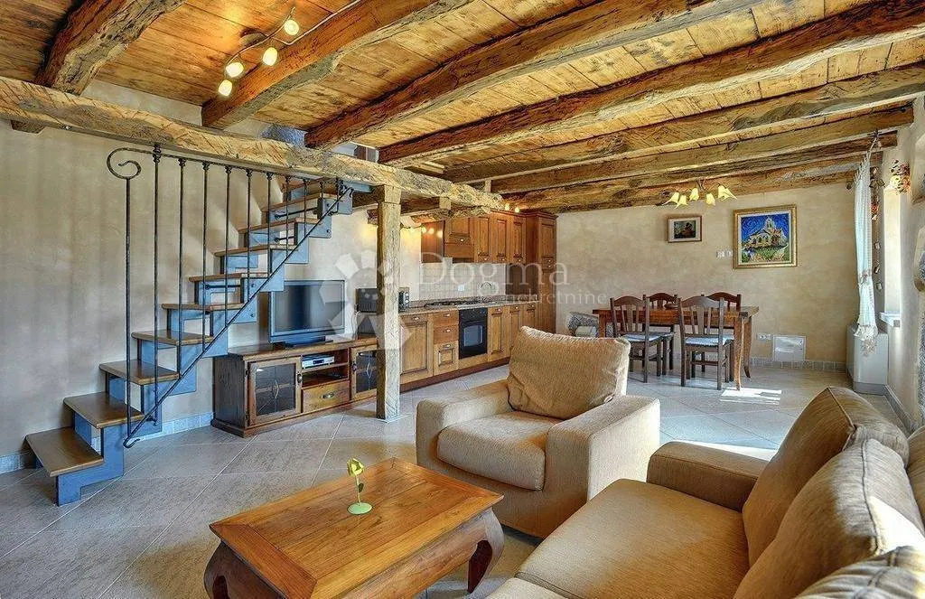 Séjour - Historic Stone House with Pool in Lupoglav