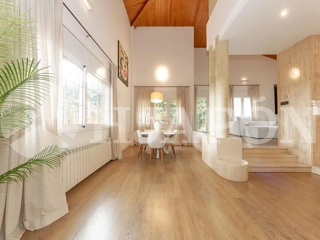 Elutuba - House with Indoor Pool in Argentona