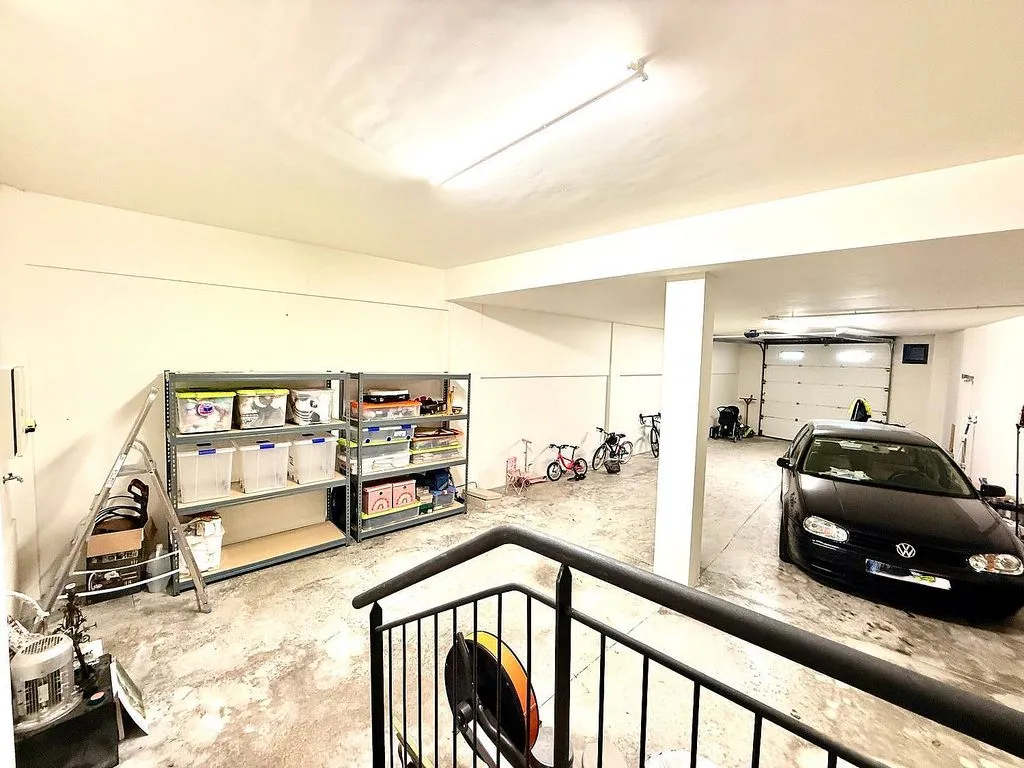Garage - Terraced Semi-Detached House in Aranguren