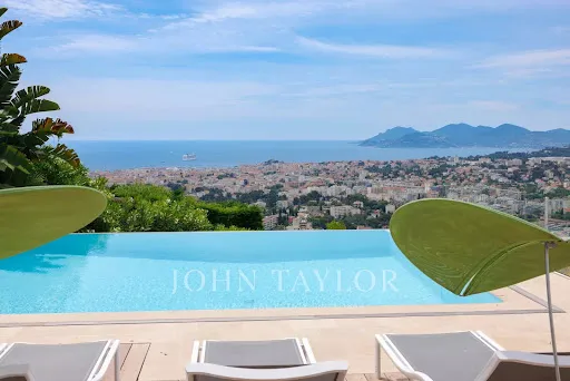 Piscine - Villa Contemporaine avec Vue Mer au Cannet