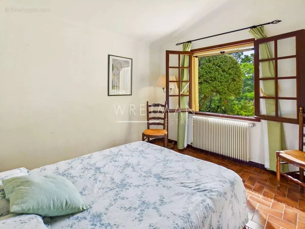Chambres - Maison avec Vue sur la Campagne à Tourtour