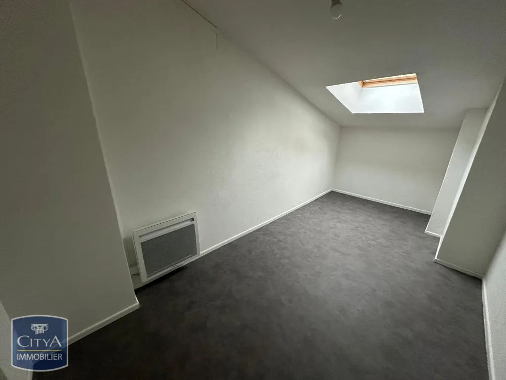 Rooms - Two-Bedroom Flat with Parking in Châteauroux