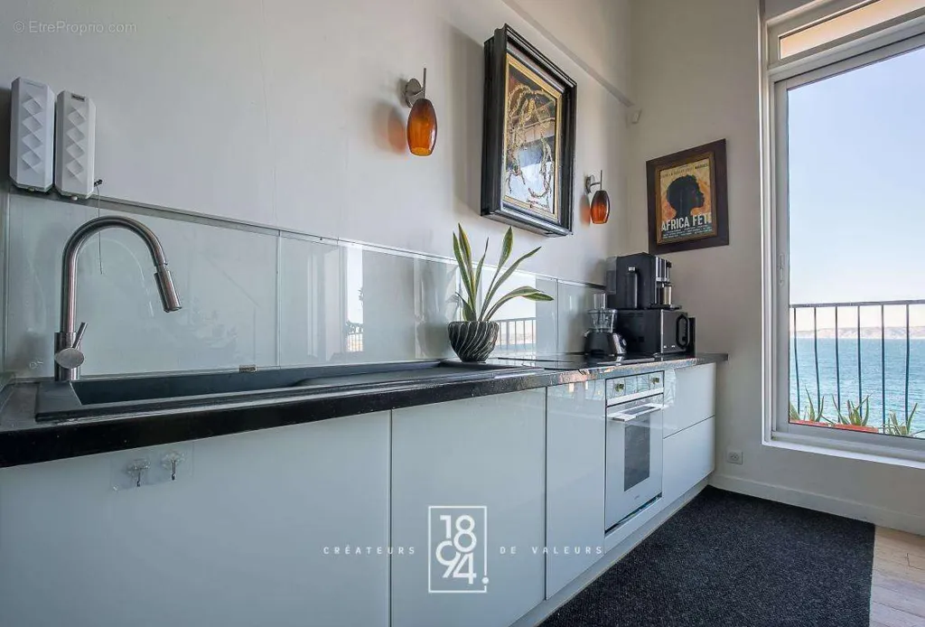 Cuisine - Duplex T4 avec Vue Mer Panoramique à la Corniche