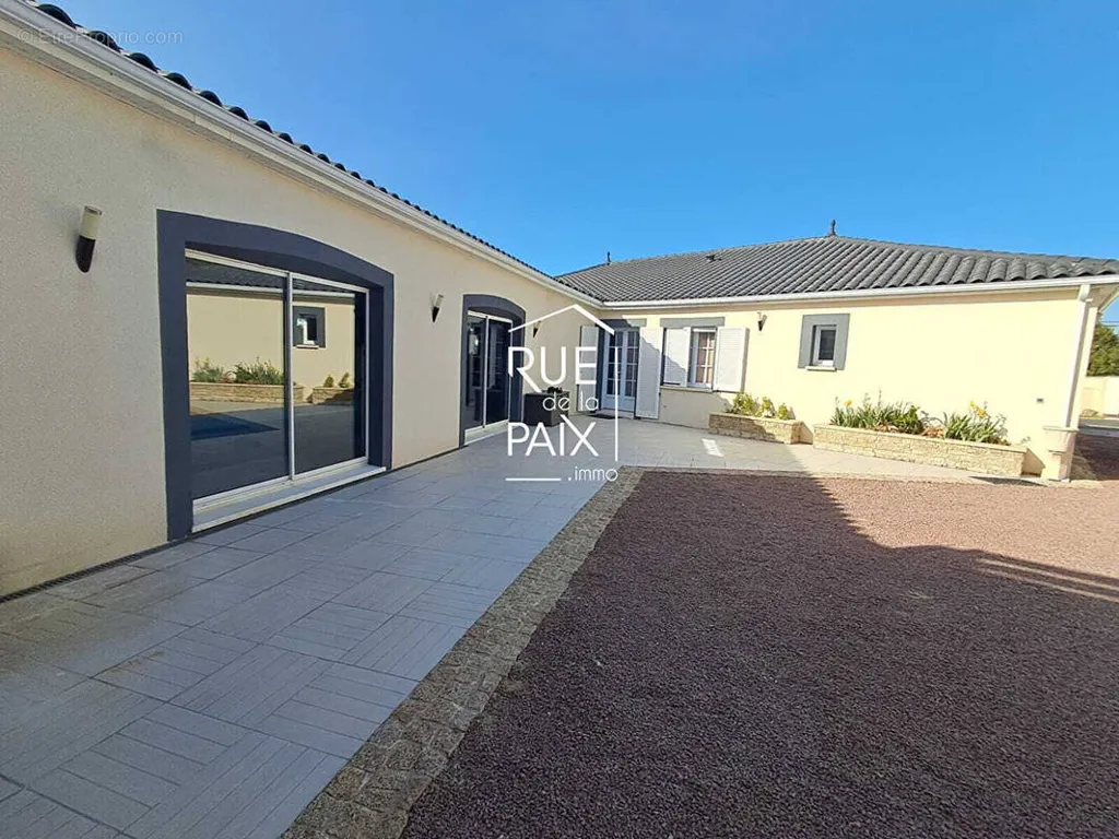 Extérieur - Maison de Plain-Pied avec Piscine à Naintré