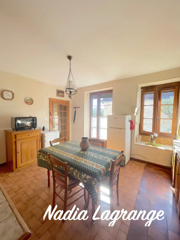 Salle à manger - Maison en Pierre avec Grange et Hangar au Calme